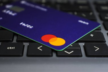 1 Eylül 2021, Ukrayna, ödeme sisteminin Kiev plastik kartı Mastercard laptop