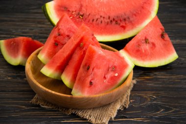 Tahta arka planda taze karpuz parçaları