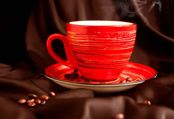 Taza Café Grano Sobre Fondo Seda —  Fotos de Stock