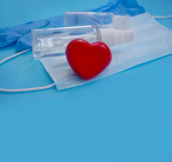 Ιατρικά Γάντια Μάσκα Αντισηπτικό Καρδιά Έγχρωμο Φόντο — Φωτογραφία Αρχείου