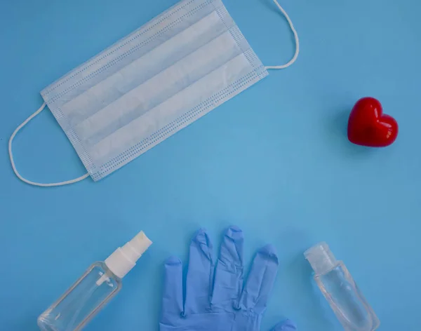 Ιατρικά Γάντια Μάσκα Αντισηπτικό Καρδιά Έγχρωμο Φόντο — Φωτογραφία Αρχείου
