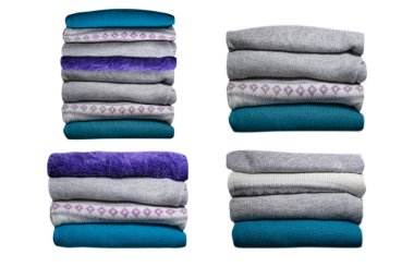 Beyaz arkaplanda izole edilmiş katlanmış sıcak giysi yığını