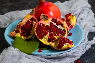 Beton arka planda bir tabakta nar meyvesi