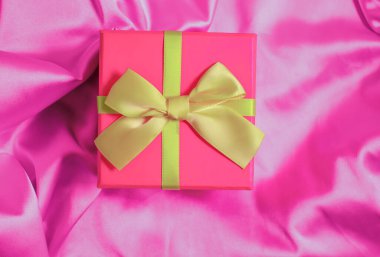 İpek arkaplanda hediye kutusu