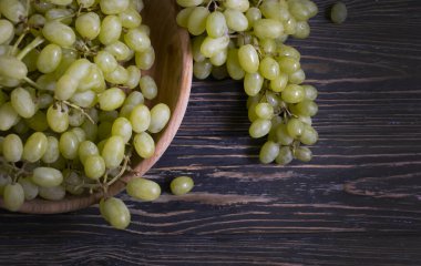 Ahşap arka plan üzerinde taze üzüm