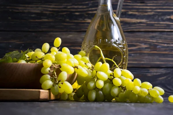 Botella Vino Blanco Uvas Sobre Fondo Madera — Foto de Stock