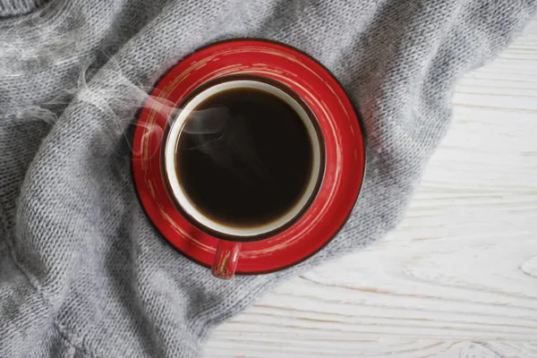 Taza Café Una Bufanda Caliente Sobre Fondo Madera — Foto de Stock