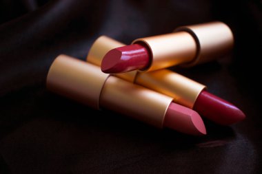 ipek arkaplan zarafetinde ruj izi