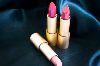 ipek arkaplan zarafetinde ruj izi