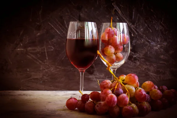 Czerwone Wino Świeże Winogrona Betonowym Tle — Zdjęcie stockowe