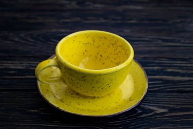 Ahşap zemin üzerinde boş bardak