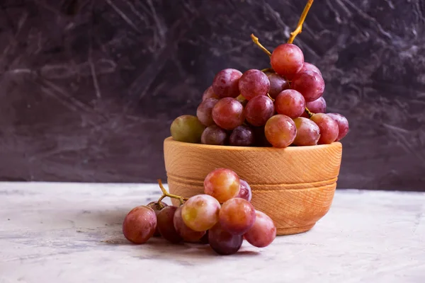 Świeże Winogrona Tle Betonu — Zdjęcie stockowe