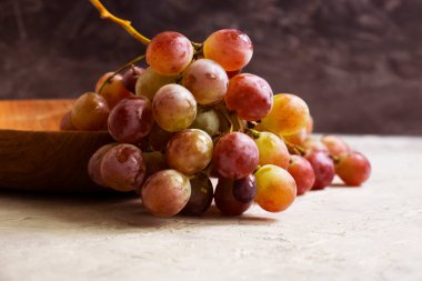 Beton zemin üzerinde taze üzümler