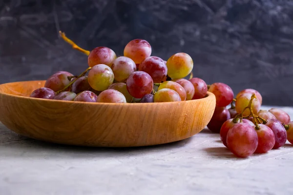 Świeże Winogrona Tle Betonu — Zdjęcie stockowe