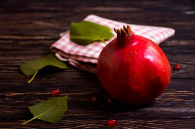 Ahşap zemin üzerinde nar meyvesi