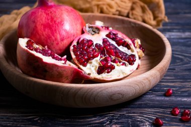 Ahşap zemin üzerinde nar meyvesi