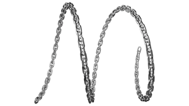 Çarpıcı gümüş zincir, zarif bir şekilde dönüyor, mücevher tasarımı için mükemmel ya da parlak metalik dokusu ile modern ve cesur bir eser yaratıyor.