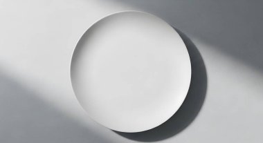 Işık arka planında boş beyaz plaka. Üst Manzara. Boşluğu kopyala