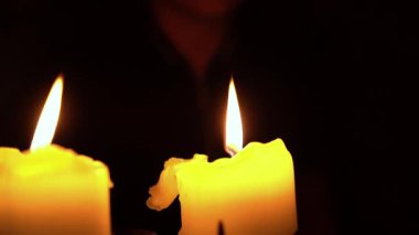 Arkadaşlar yanan mumlarla dolu karanlık bir odada toplanırlar. Hikayelerini paylaşıyorlar ve birbirlerine eşlik etmekten zevk alıyorlar. Titreyen mum ışığı sohbet için sıcak bir atmosfer yaratır..