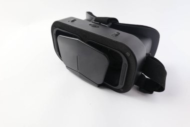 Beyaz zemin üzerinde ayarlanabilir kayışlarla izole edilmiş siyah sanal gerçeklik kulaklığı, oyun için mükemmel, üç boyutlu videolar ve büyüleyici deneyimler.