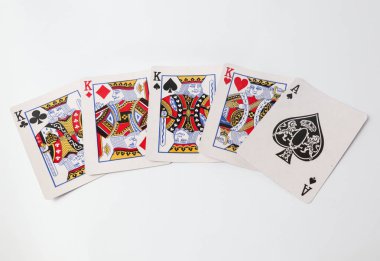 Dört papazdan oluşan bir set ve temiz beyaz bir arkaplanda bir maça ası. Kumarhane, poker ve oyun konseptleri için mükemmel..