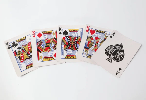 Dört papazdan oluşan bir set ve temiz beyaz bir arkaplanda bir maça ası. Kumarhane, poker ve oyun konseptleri için mükemmel..