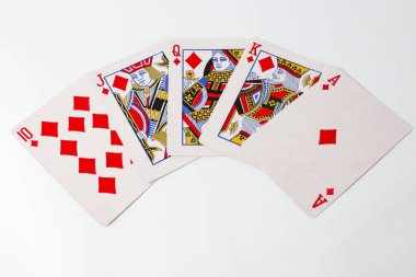 Beyaz bir yüzeye yerleştirilmiş Royal Floş elmas kartları kumarhane, poker ve kumar konseptleri için mükemmel..