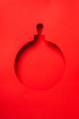 Kırmızı arkaplanda noel topu silueti kesimi.
