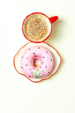 Kadın Günü için en az düz konsept pembe jöleli çörek ve temiz beyaz arka planda bir fincan kahve..