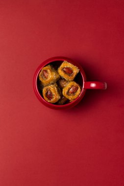 Geleneksel Kazak tatlıları ve abur cuburları, Nauryz kutlamaları için kırmızı arka planda hazırlandı..