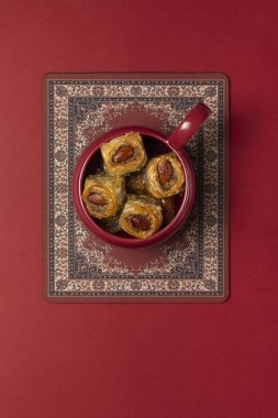 Geleneksel Kazak tatlıları ve abur cuburları, Nauryz kutlamaları için kırmızı arka planda hazırlandı..