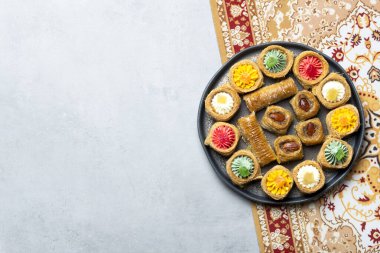 Necuryz kutlaması için fotokopi alanı olan hafif bir arkaplanda geleneksel doğu tatlıları tabağı düzenlendi.
