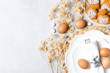 Kırsal Paskalya 'da yumurta, buğday ve arka planda hafif desenli bir vintage plaka ile hayat devam ediyor..