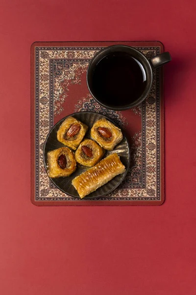 Geleneksel Kazak tatlıları ve abur cuburları, Nauryz kutlamaları için kırmızı arka planda hazırlandı..