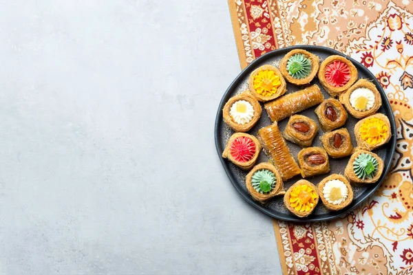 Necuryz kutlaması için fotokopi alanı olan hafif bir arkaplanda geleneksel doğu tatlıları tabağı düzenlendi.