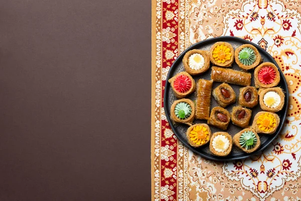 Fotokopi alanı olan geleneksel doğu tatlıları tabağında, Nauryz 'i kutluyoruz..