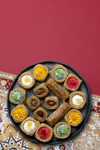 Geleneksel Kazak tatlıları ve abur cuburları, Nauryz kutlamaları için kırmızı arka planda hazırlandı..