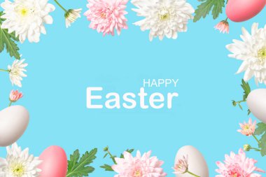 Mavi arka planda çiçekler ve pastel balonlar olan Paskalya bahar arkaplanı.