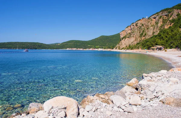 Bahía Cerca Playa Jaz Cerca Budva Fondo Colinas Rocosas Cubiertas —  Fotos de Stock