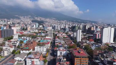 Panoramik manzara Quitos kentsel yayılımını yakalıyor Pichincha Volkanı bulutlu gökyüzünde belirdi, Ekvador başkenti And tepelerinin ortasında yuva yaptı.