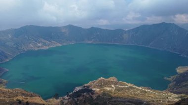 Ekvador And Dağları 'nın volkanik yamaçlarına kurulmuş Quilotoa Gölünün canlı turkuaz sularını görüntüleyen hava manzarası.