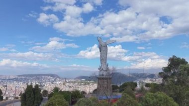 Ekvador Quito şehrine bakan Kanatlı Bakire Meryem heykeli And Dağları sırasına yerleşmiş kentsel manzaranın nefes kesici panoramik manzarasını sunuyor..