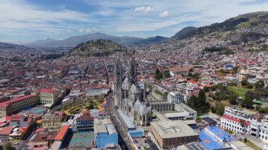 Havadan bakıldığında Basilica del Voto Nacional geniş Quito şehir manzarasına yerleşmiş, parlak mavi gökyüzü altında tarihi Ekvador kentsel manzarasını yakalıyor..