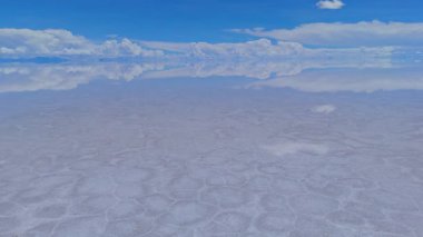 Bolivya 'daki Salar de Uyuni' nin nefes kesici görüntüsü, açık mavi gökyüzünün altındaki dünyanın en büyük tuz düzlüğünün dingin güzelliğini yakalıyor..