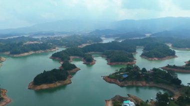 Kolombiya 'daki Guatape Gölü' nün Havadan Görünümü, Ada Toplulukları ve Dağlık Kuşatmalar.