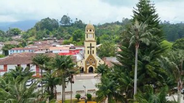 Sarı Kilise ve yemyeşil tepelerin yer aldığı Kolombiya Şehir Merkezi 'nin havadan görünüşü.