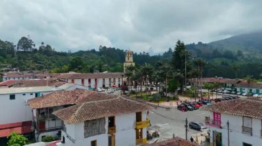 Geleneksel Mimari ve Lush Green Hills 'in yer aldığı Kolombiya Şehir Meydanı' nın Hava Görüntüsü.
