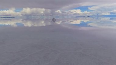 Salar de Uyuni, Bolivya 'nın Aynalı Yüzeyinde Bisikletçi.