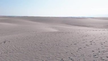 Yemen, Socotra Adası 'ndaki Uzak Çöl Manzarası. Kum tepelerinin ortasında Tek Başına Duran Bir Kadın..