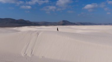 Socotra Adaları 'nın Havadan Görünümü Çöl Manzarası, Görkemli Kum Kumulları ve Dağ Arkaplanı.